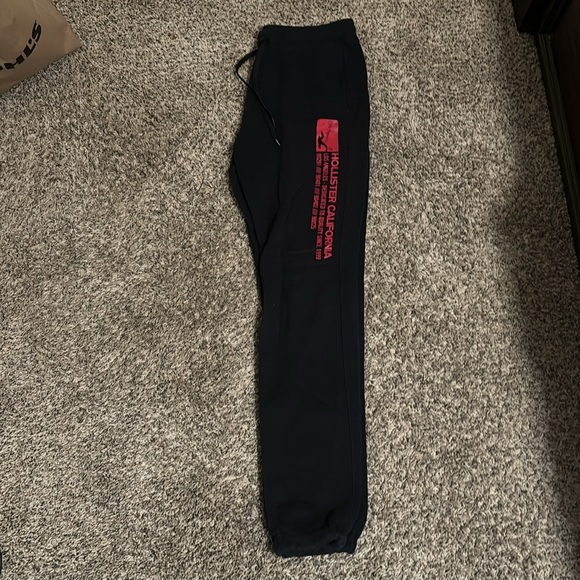 Hollister Men's Stacked Skinny Jogger Pants (Black & Red Graphics / Small - Picture 5 of 6